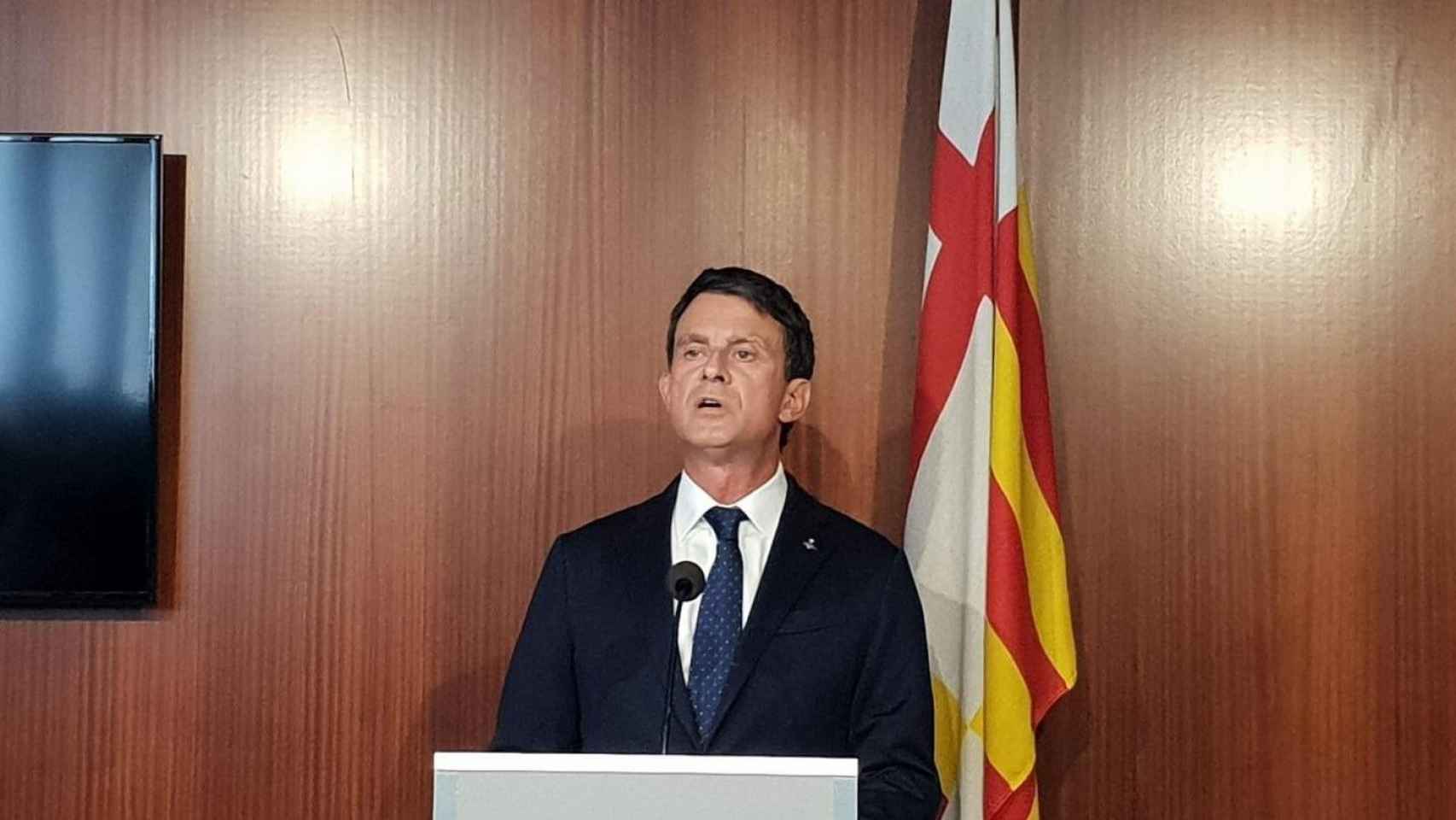 Manuel Valls durante su primera rueda de prensa en el Ayuntamiento de Barcelona / EUROPA PRESS