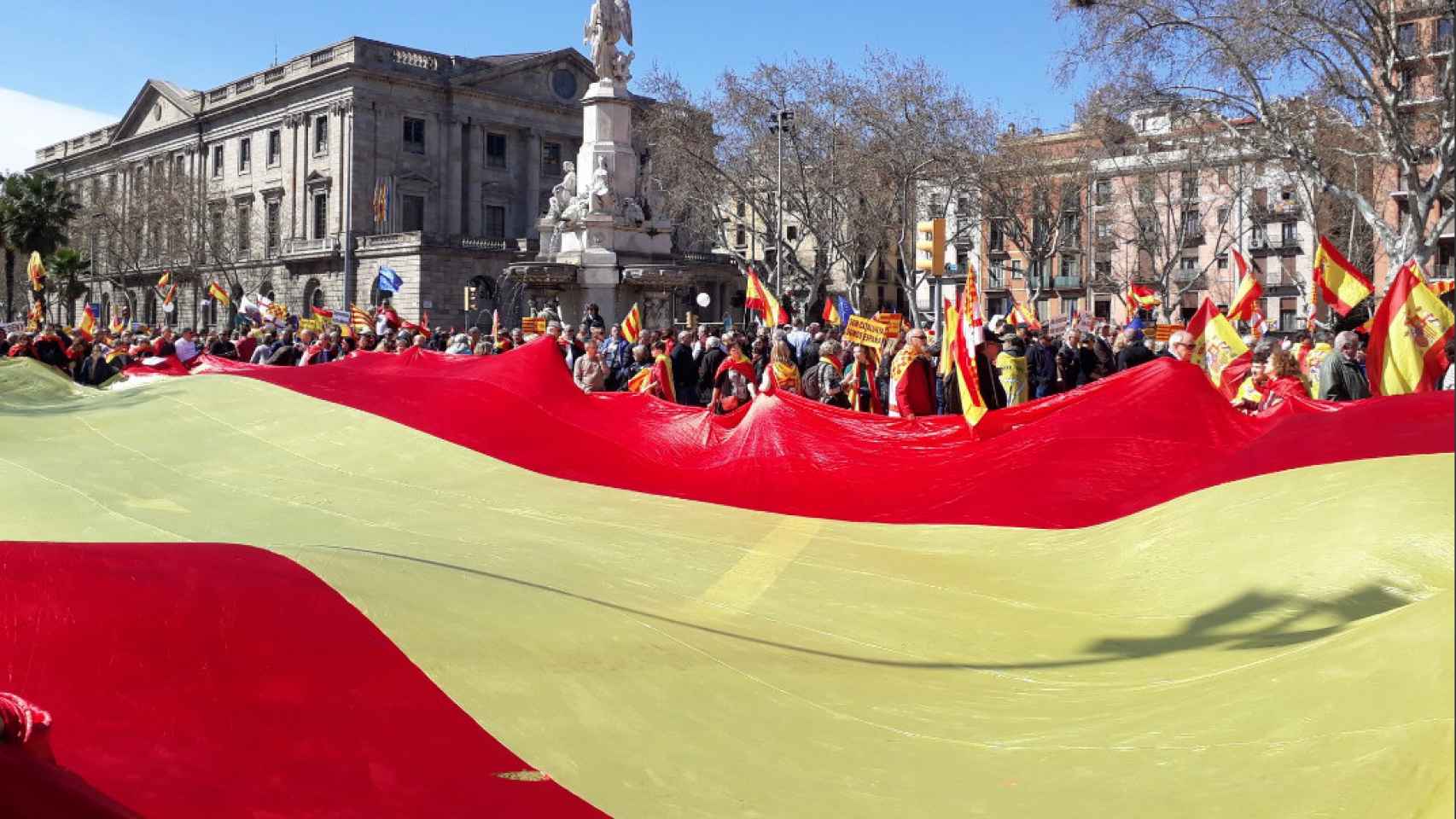 Una foto de la manifestación de Societat Civil Catalana SCC. Imagen del artículo 'El día que los catalanoespañoles se echaron a la calle' / Twitter