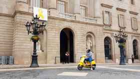 Imagen del lazo amarillo colgado del Ayuntamiento de Barcelona / CG