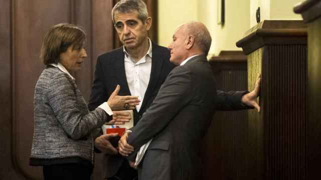 Carme Forcadell, presidenta del Parlament; Antoni Bayona, letrado mayor; y Xavier Muro, secretario general de la cámara en una imagen de los momentos más duros de 2017 / EFE