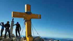 La cruz de la cima del Aneto fue totalmente pintada de amarillo por los activistas el 1 de octubre