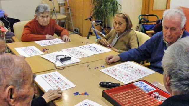 Un grupo de ancianos juegan al bingo en su residencia / CG