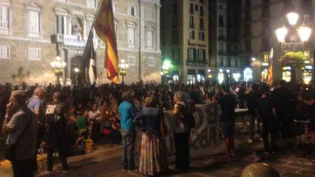 Independentistas ocupan la plaza Sant Jaume para bloquear la manifestación de policías / ACAMPADA PER LA LLIBERTAT