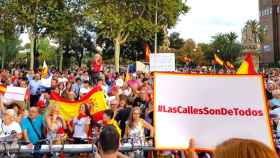 Protesta convocada por la España Ciudadana en Barcelona para arropar a la mujer agredida por quitar lazos amarillos / CG