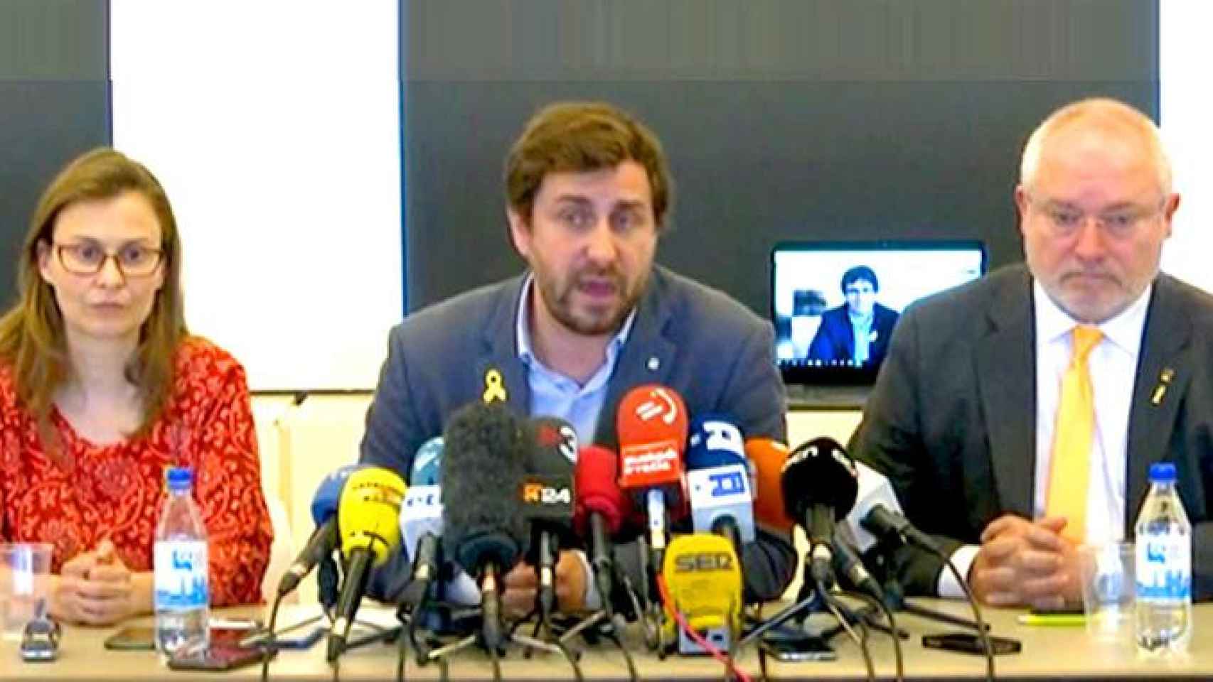 Toni Comín con Meritxel Serret y Lluis Puig, anunciando acciones legales contra Llarena desde Bélgica / CG