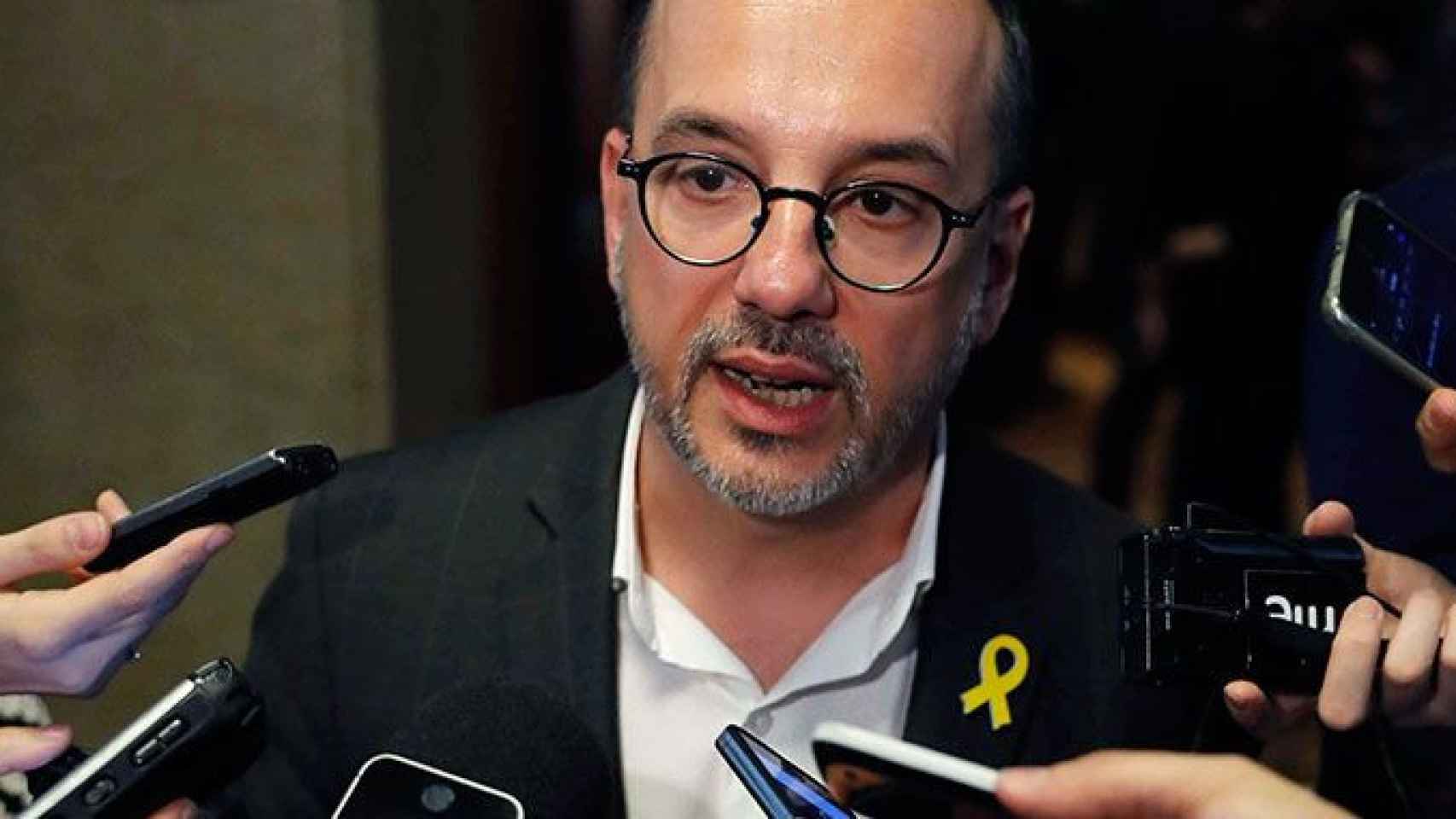 El diputado del PDeCAT en el Congreso, Carles Campuzano, con un lazo amarillo en símbolo de apoyo a los políticos presos / EFE