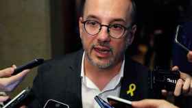 El diputado del PDeCAT en el Congreso, Carles Campuzano, con un lazo amarillo en símbolo de apoyo a los políticos presos / EFE
