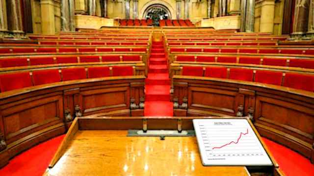 Gráfico ascendente en una tableta en el atrio del Parlament / FOTOMONTAJE DE CG