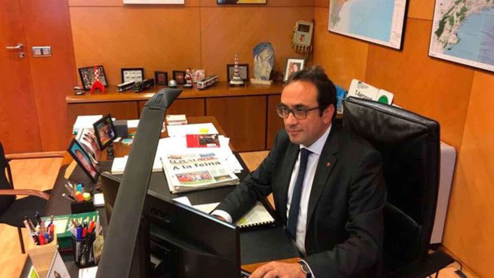 El 'exconseller', Josep Rull, en el despacho de la consejería de Territorio tras su cese / CG