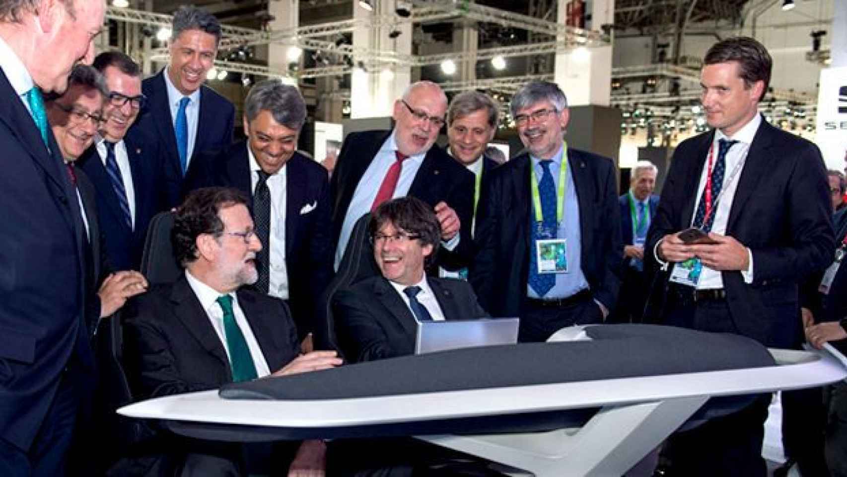 Mariano Rajoy (i), presidente del Gobierno, junto al de la Generalitat, Carles Puigdemont (d), prueban el simulador de Seat en el salón del automóvil de Barcelona / CG