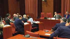 Artur Mas escucha a los representantes de la oposición durante su comparecencia en el Parlament / CG