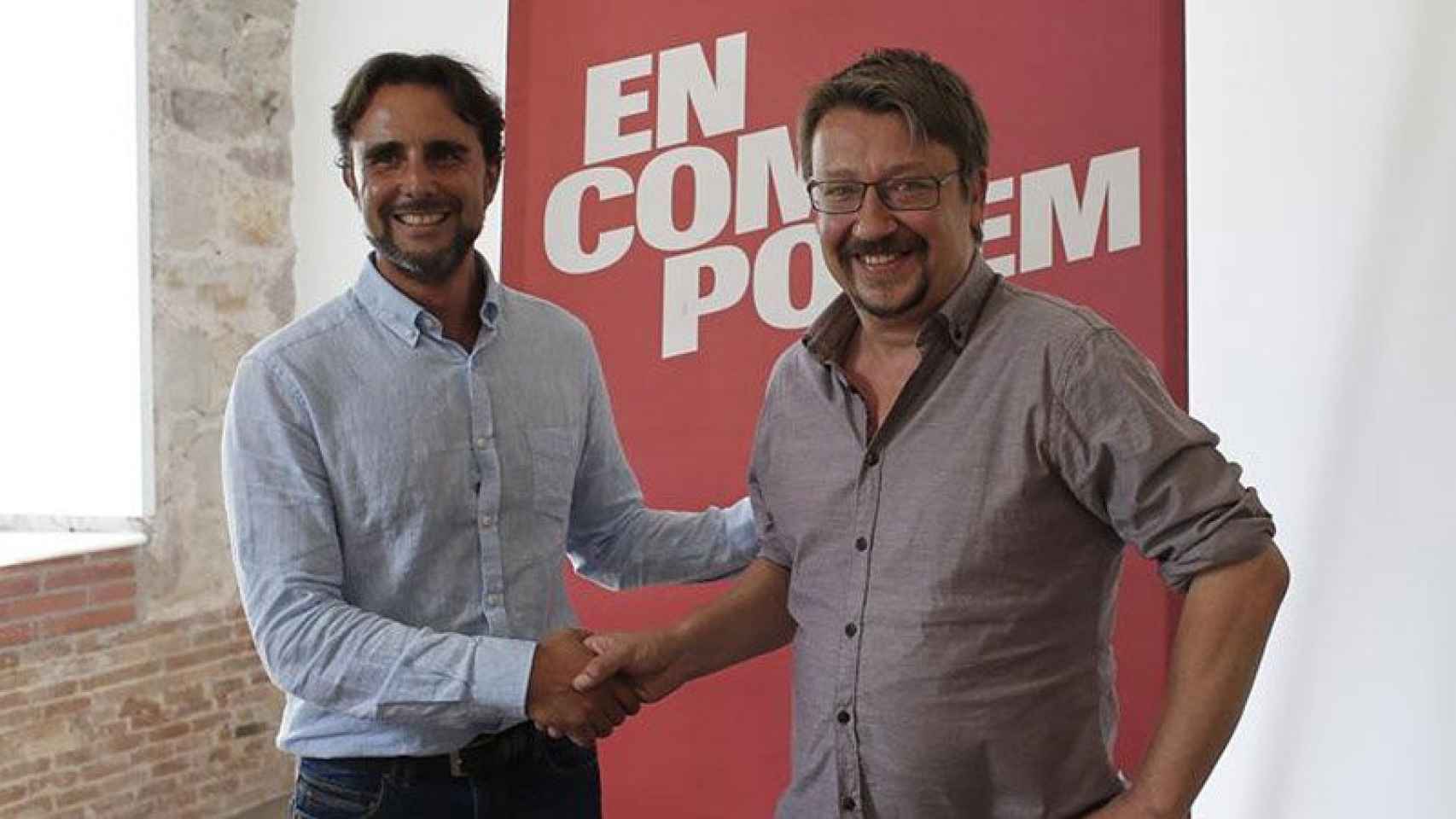 El cabeza de lista de En Comú Podem, Xavier Domènech, junto a Hervé Falciani, el informático que robó información sobre cuentas bancarias en Suiza