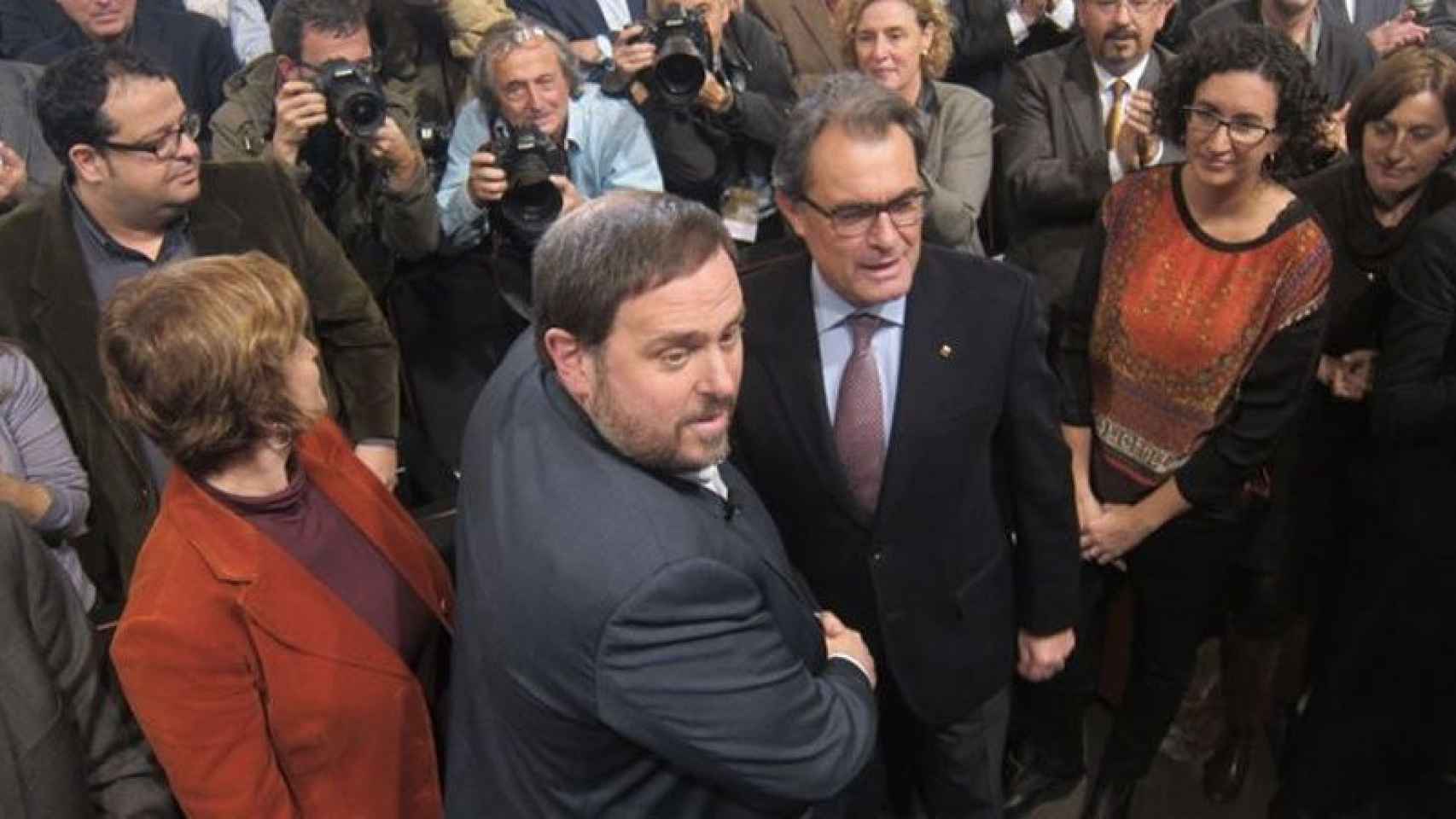 Oriol Junqueras (izquierda) y Artur Mas (derecha) se dan la mano