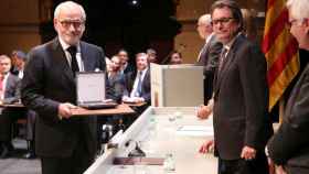 Carles Vilarrubí recibe un homenaje de manos del presidente de la Generalitat, Artur Mas.