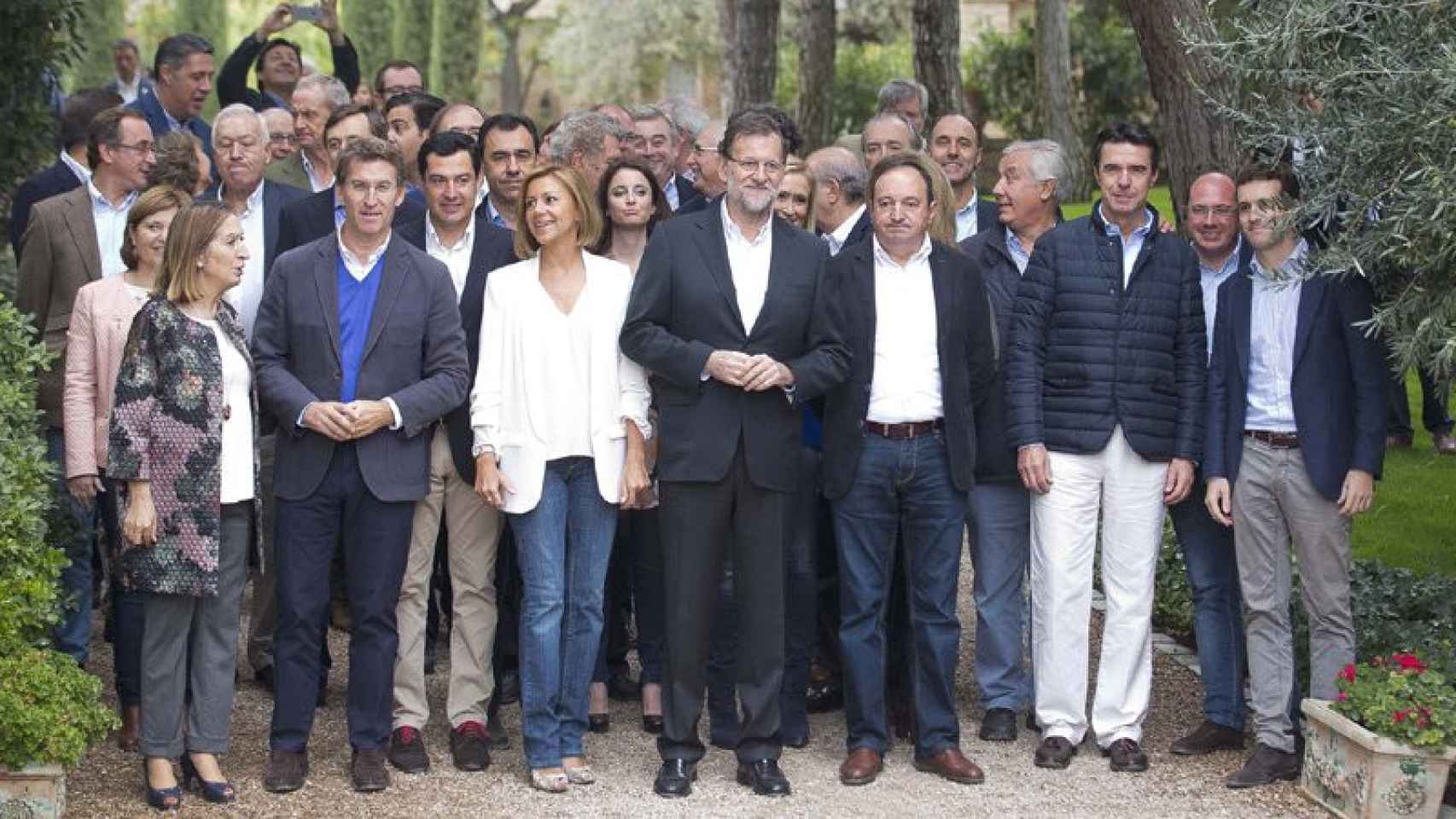 El presidente del Gobierno y del PP, Mariano Rajoy, junto a dirigentes de su partido, este sábado en Toledo.