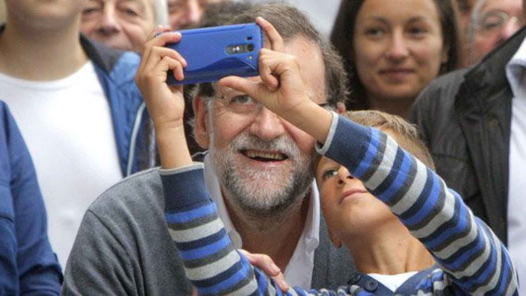 El presidente del Gobierno, Mariano Rajoy, ha visitado la zona ganadera de Ordes en una parada de sus vacaciones en Galicia