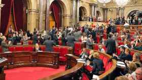 El pleno del Parlamento autonómico, tras aprobar seguir tramitando la ILP de la ley electoral catalana.
