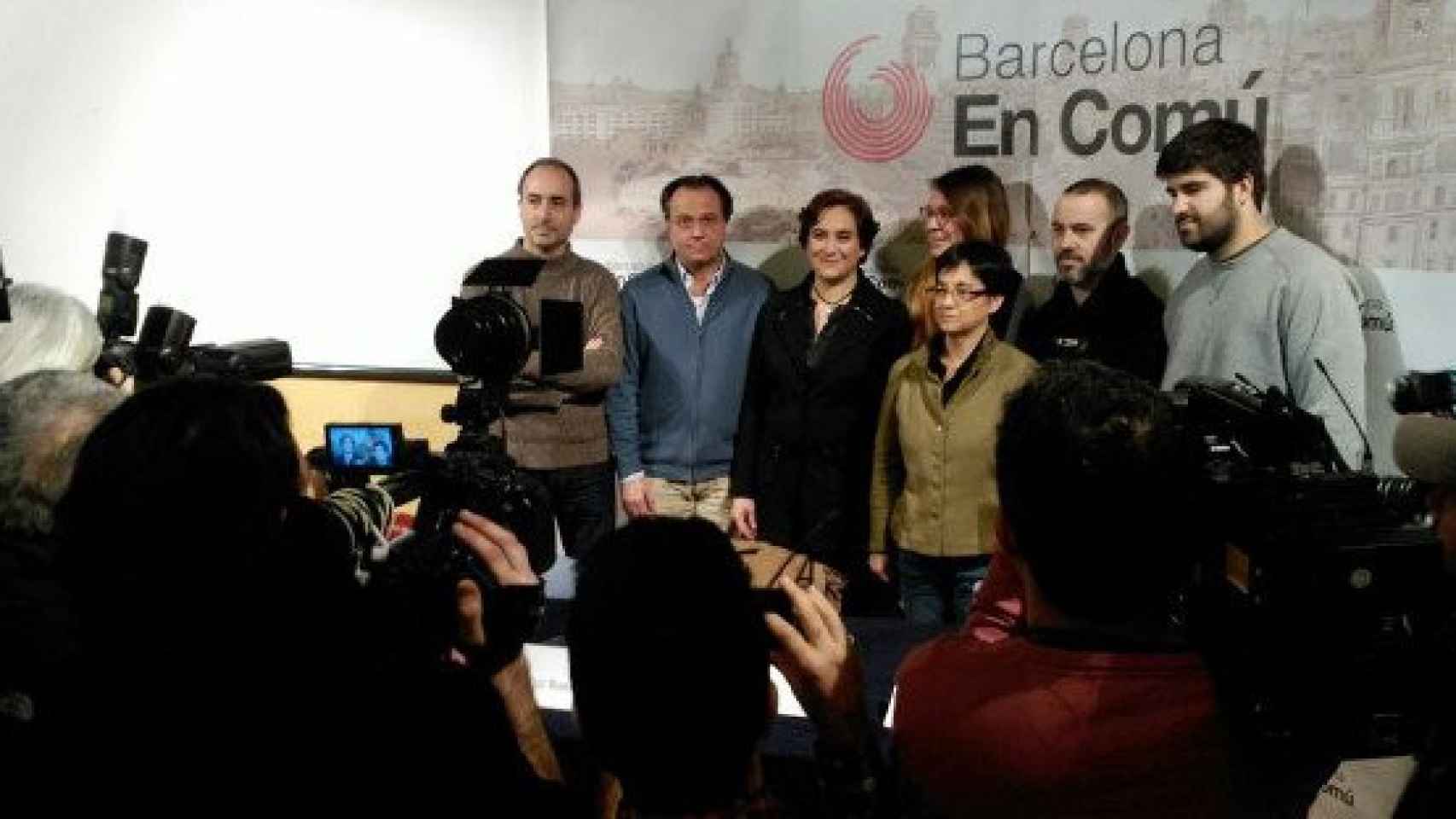 Ada Colau, tercera por la izquierda, junto a Toni Ribas (Equo), Josep Bel (Procés Constituent), Janet Sanz (ICV), Isabel Ribas (EUiA), Eloi Badia (Barcelona en Comú) y Marc Bertomeu (Podemos), en la presentación de la candidatura Barcelona en Comú.