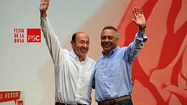 Los líderes del PSOE y el PSC, Alfredo Pérez Rubalcaba y Pere Navarro, respectivamente, durante la Fiesta de la Rosa de este domingo