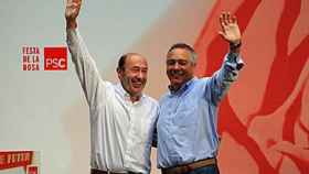 Los líderes del PSOE y el PSC, Alfredo Pérez Rubalcaba y Pere Navarro, respectivamente, durante la Fiesta de la Rosa de este domingo