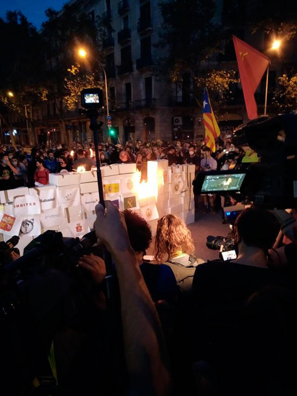 La quema vandálica de los CDR en el centro de Barcelona por la Diada / TWITTER