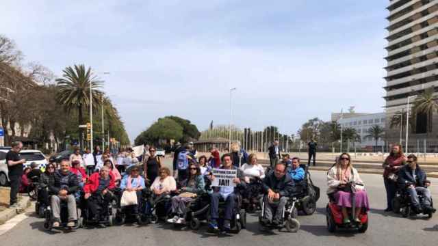 Personas con discapacidad protestan por la falta de playas / ACCESSIBILITAT CIUTAT I PLATGES BARCELONA