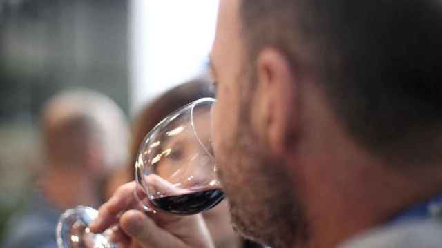 Un hombre consume alcohol, una sustancia que causa el 4% de las muertes anuales en Cataluña / EUROPA PRESS