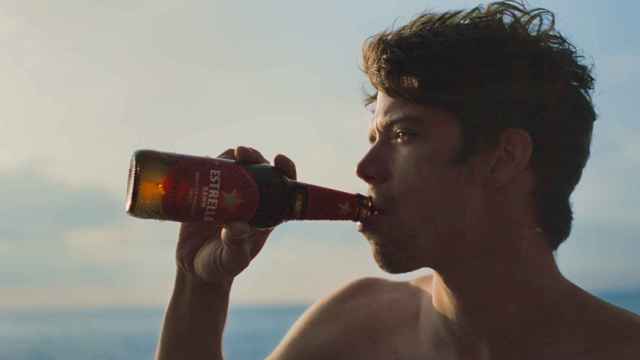 La nueva campaña de Estrella Damm cuenta la historia de Éric, un joven panadero que decide emprender un viaje de autodescubrimiento / ESTRELLA DAMM