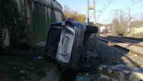 Imagen del vehículo que ha caído cerca de la vía del tren en Flaçà (Girona) / BOMBERS