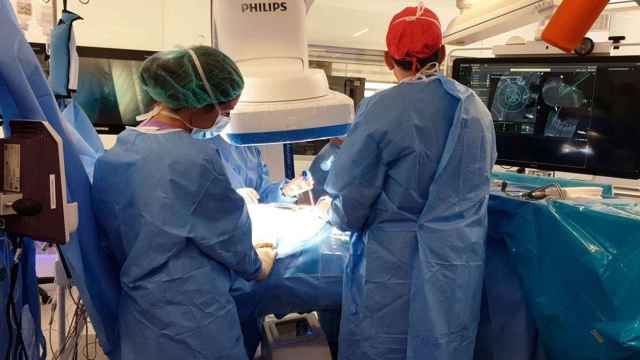 Los doctores durante la operación que ha llevado a cabo el Servicio de Ortopedia y Traumatología del Hospital Sant Joan de Déu de Barcelona / CEDIDA