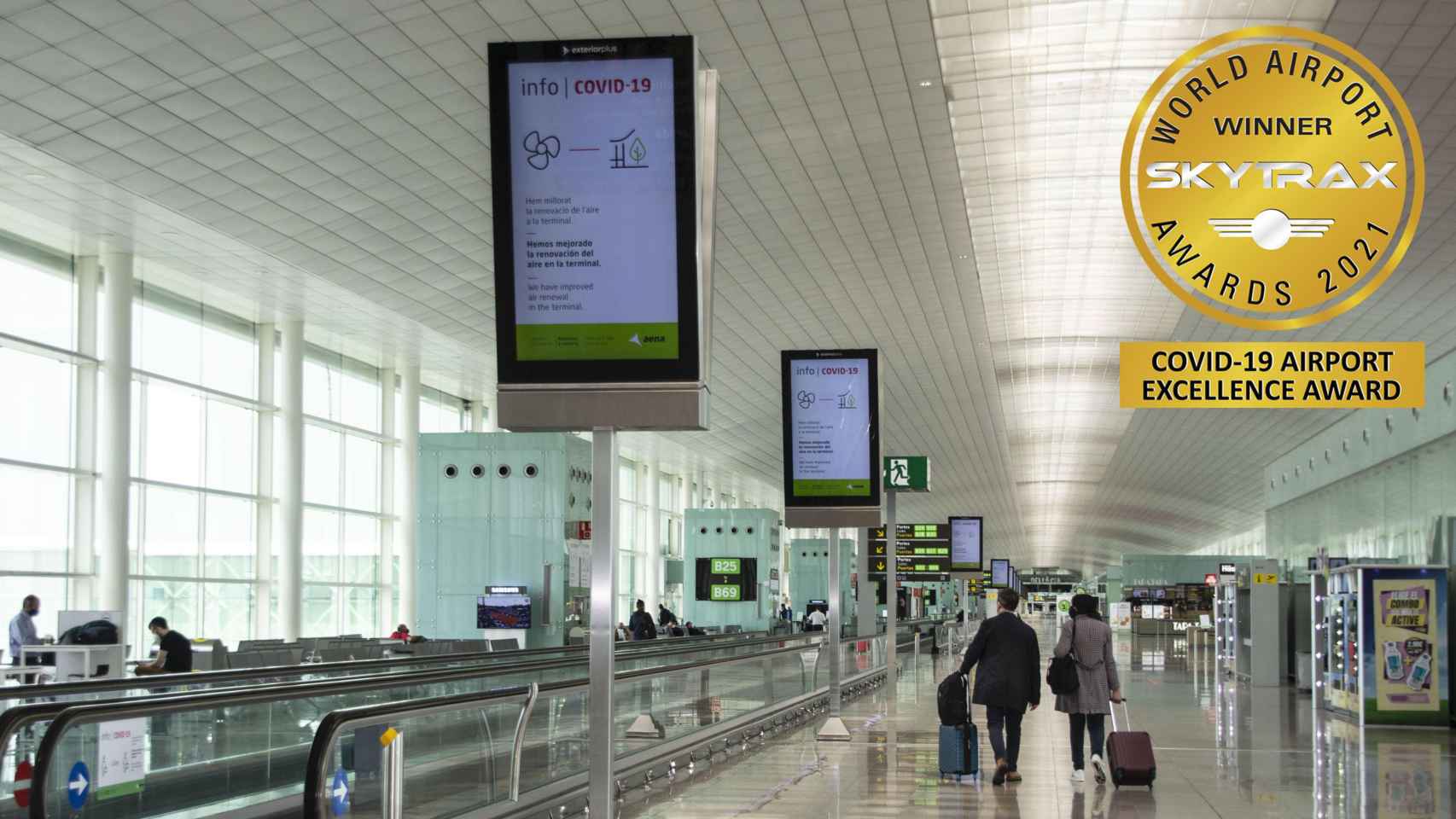 El aeropuerto Josep Tarradellas Barcelona-El Prat junto al distintivo 'COVID-19 Airport Excellence Awards' de Skytrax / SKYTRAX