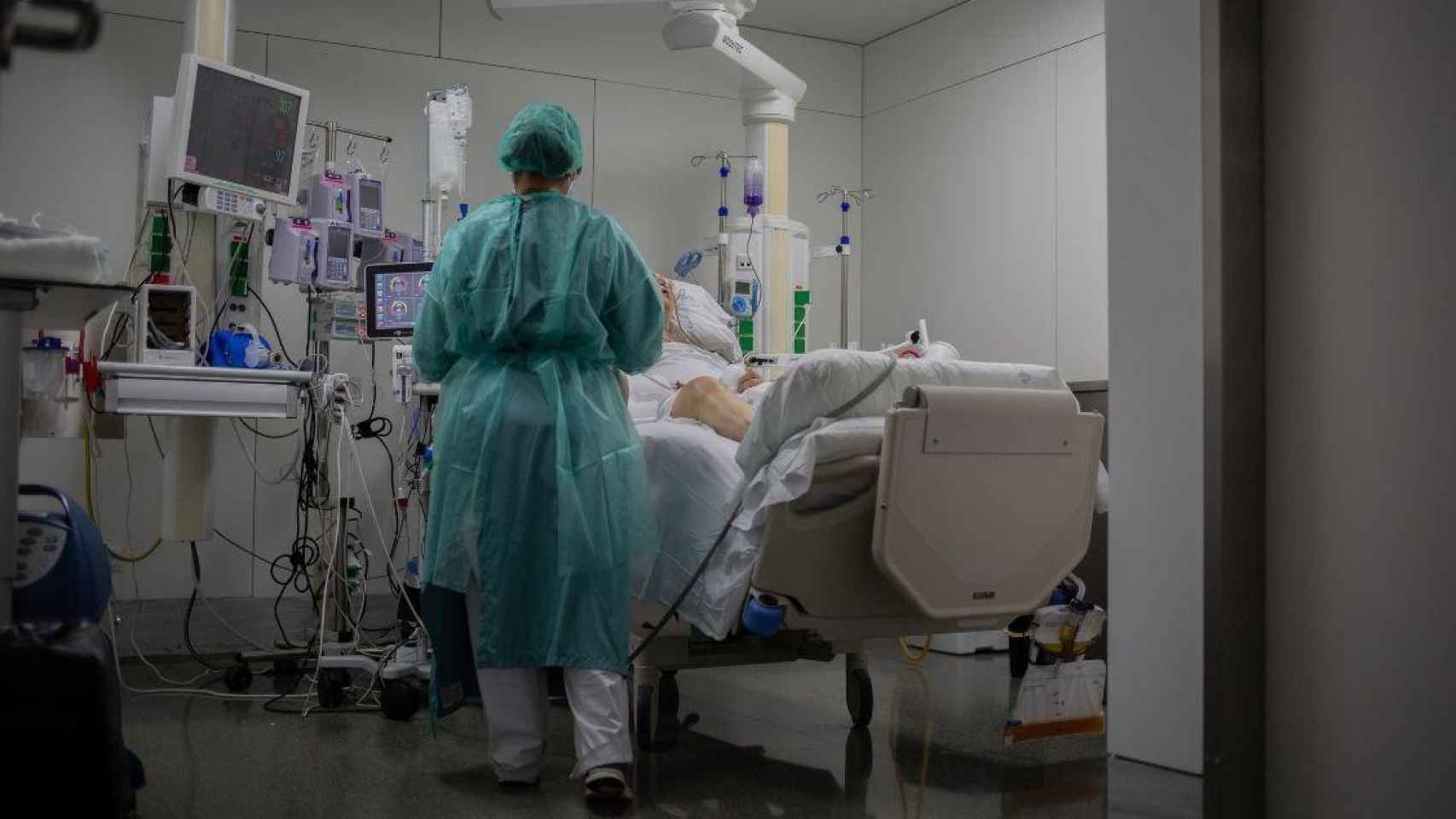 Una sanitaria visita a un paciente de Covid-19 ingresado en la uci del Hospital de la Santa Creu i Sant Pau de Barcelona / David Zorrakino (EP)