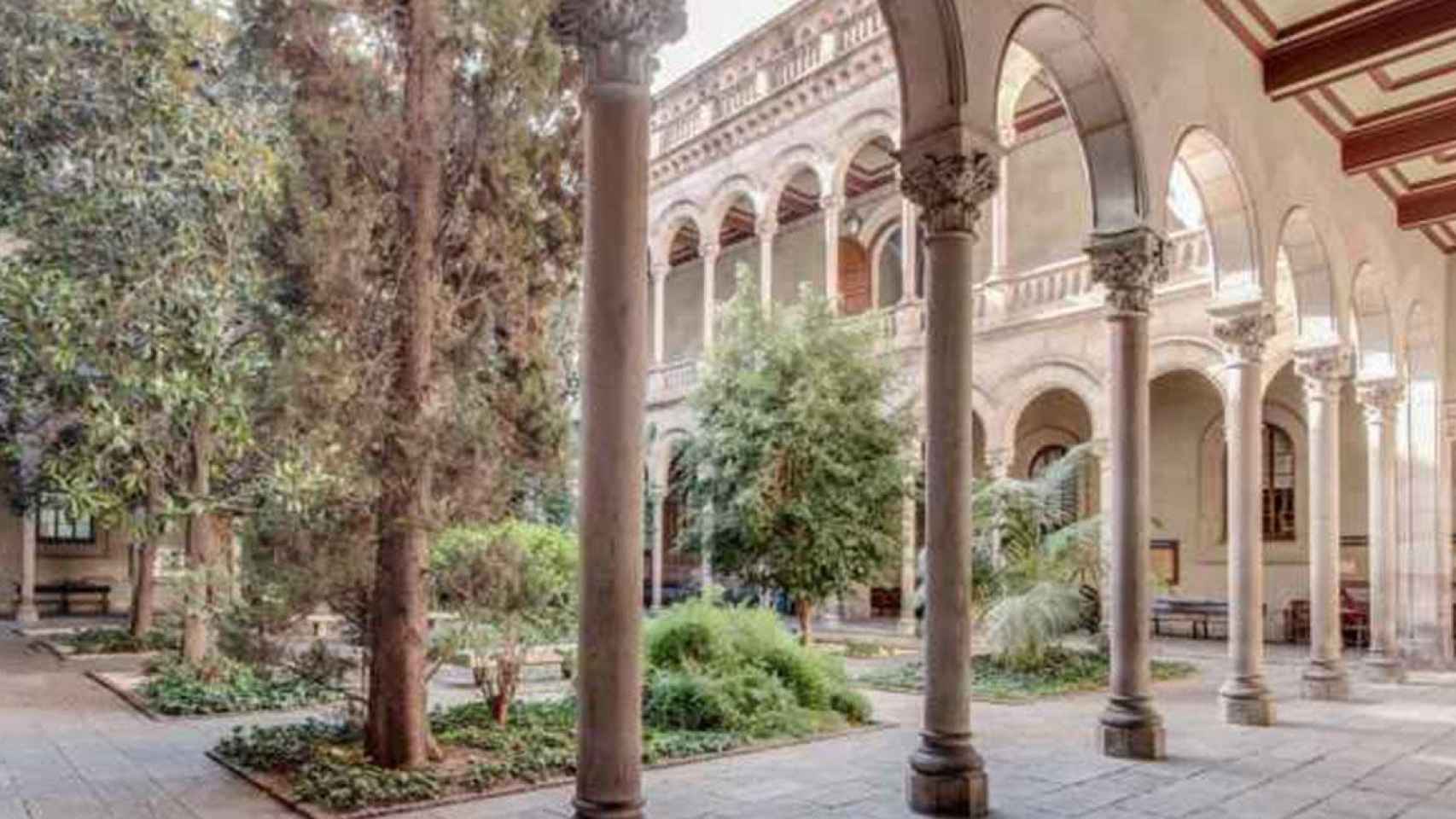 Uno de los patios interiores del edificio central de la Universidad de Barcelona. S'ha Acabat /UB