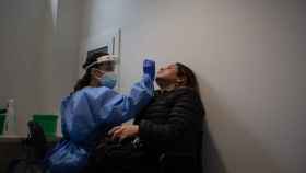 El riesgo de rebrote y los contagios suben en Cataluña. En la imagen, una mujer se somete a una prueba PCR en el Hospital Vall de Hebrón de Barcelona / DAVID ZORRAKINO - EUROPA PRESS