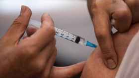 Una enfermera administra una dosis de la vacuna contra el coronavirus a uno de sus pacientes / EFE