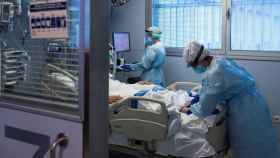 Personal sanitario atendiendo a un paciente ingresado en la uci para enfermos de coronavirus del Hospital Universitario Dr. Josep Trueta de Girona / EUROPA PRESS