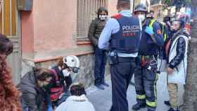 Agentes de Mossos d'Esquadra y bomberos durante el desalojo / SINDICAT HABITATGE