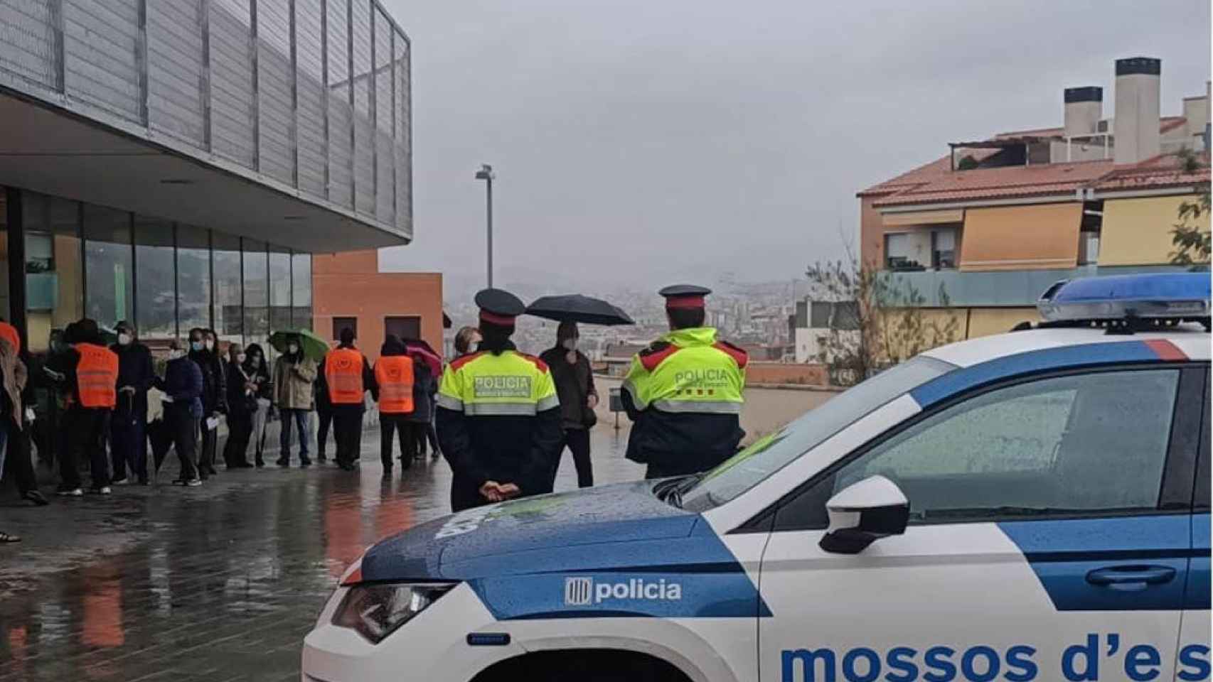 Agentes de los Mossos d'Esquadra vigilan un colegio electoral / MOSSOS