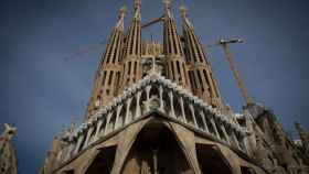 Imagen de la Sagrada Familia flanqueada por las grúas de construcción / EP