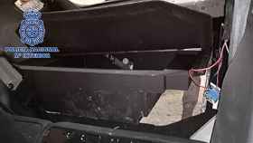Uno de los maleteros de los vehículos con un falso fondo donde estaba oculta la cocaína / POLICÍA NACIONAL