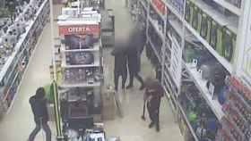 Ladrones roban licor en un supermercado / MOSSOS D'ESQUADRA
