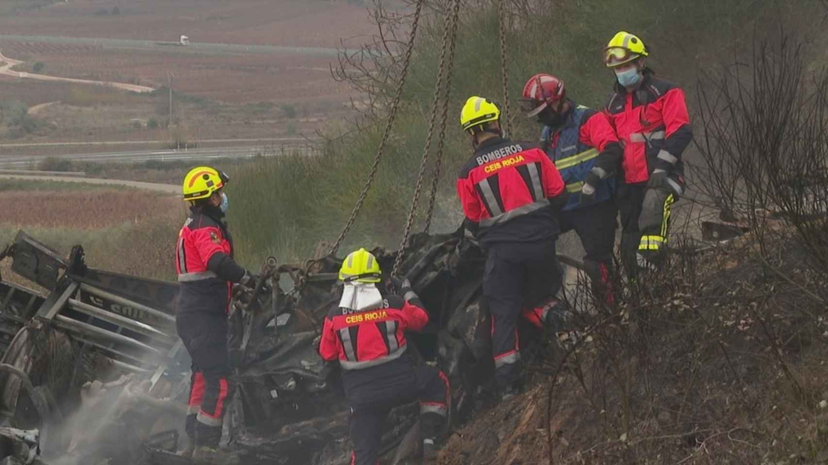 Efectivos de bomberos junto al camión quemado / La 7 de La Rioja