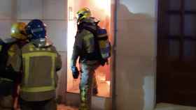 Efectivos de bomberos sofocan las llamas ocasionadas por un contador eléctrico en Reus / BOMBERS
