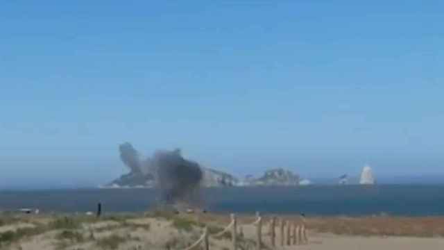 Tedax detonan un artefacto explosivo en una playa de Girona / MOSSOS