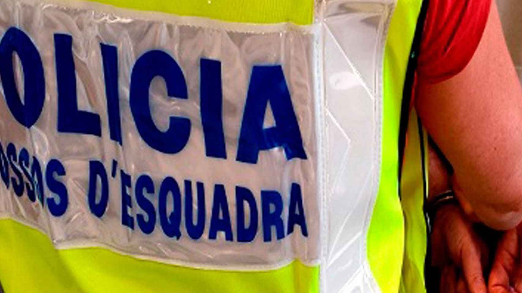 Un agente de mossos con una detenida / MOSSOS