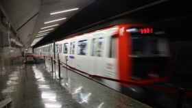 Vagón de metro de Barcelona a la entrada de una estación / EFE