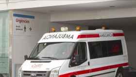 Una ambulancia saliendo de urgencias / EFE
