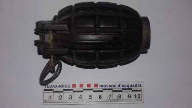 La granada que ha aparecido en un punto verde de Barcelona / MOSSOS