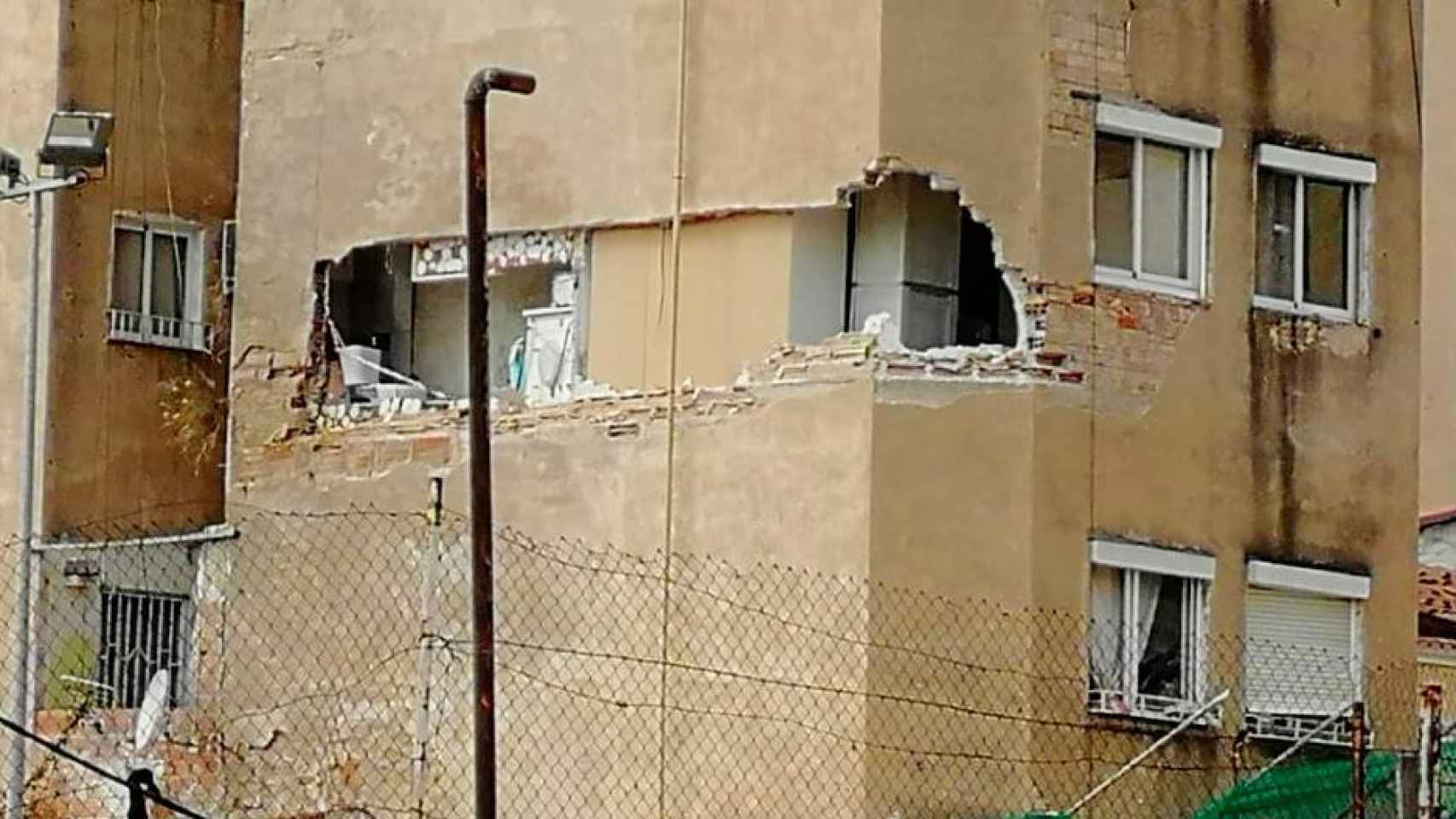 Un edificio amenaza con derrumbarse en Badalona / BOMBERS