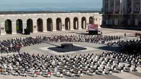 Acto de homenaje de Estado a las víctimas de la pandemia del Covid-19 y de reconocimiento al personal sanitario, en la Plaza de la Armería del Palacio Real de Madrid / Chema Moya (EFE)